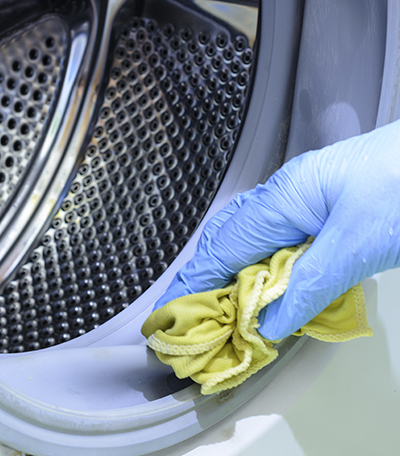 ¿Cómo limpiar nuestra lavadora y evitar malos olores?